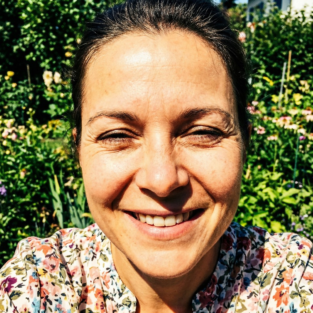 Kundin im Garten-Selfie