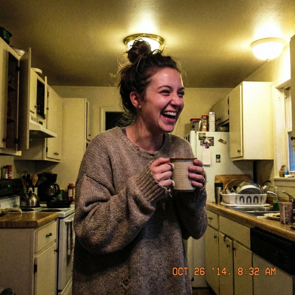 Kundin in der Küche mit Tasse